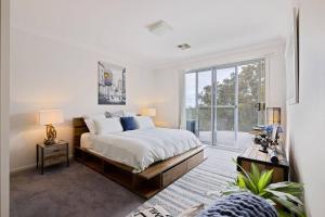 Treetop coastal getaway in Avalon Beach