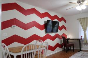 Hidden Ruby-Apartment with Kitchen and Laundry