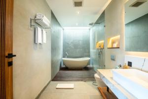 Coastal Haven 5br New Villa, 200m Canggu Beach