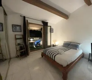 Chambre privée avec salle d’eau et terrasse au calme - Le Four-à-Chaux