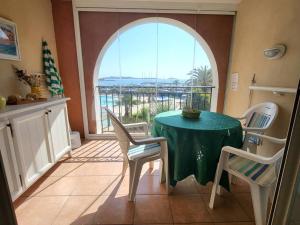 Appartements T2 avec piscine, parking prive a 200m des plages et commerces - FR-1-316-237 : photos des chambres