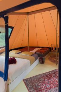 Tentes de luxe 2 Luxe tent bij La Ferme de l'aventure Ronnet : photos des chambres