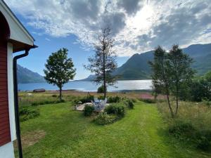 obrázek - Unique and charming house at the foot of Lofoten's highest mountain