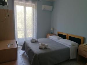 Doppel-/Zweibettzimmer mit seitlichem Meerblick