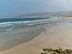 1Bed Apt Sleeps 4 - Free Parking Wifi Near Beach