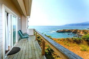 Cozy Oceanview! by OceanviewHotTubs Oceanfront! Shelter Cove, CA Tesla EV station