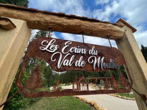 Chalets Les Ecrins du Val de Mouthe, JURA : photos des chambres