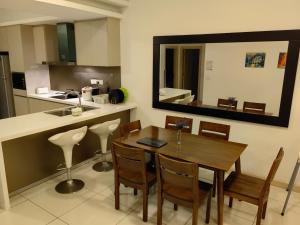 5 Bukit Bintang 5 minutes to Alor Street Bukit Ceylon KLCC Pavilion Apt 3R2B 10 pax