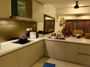 5 Bukit Bintang 5 minutes to Alor Street Bukit Ceylon KLCC Pavilion Apt 3R2B 10 pax