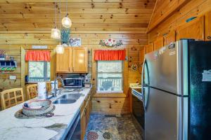 Sevierville Cabin Private Deck, Community Pool!