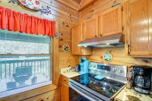Sevierville Cabin Private Deck, Community Pool!