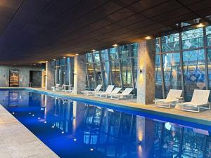 REST COLLECTION Sky High Apartment as West Side Place