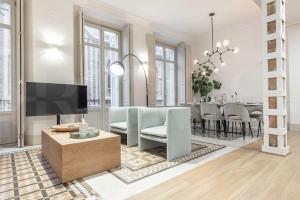 Contemporary loft in the historic city center by REMS