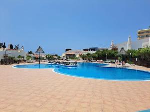 Heated Pool Costa Adeje in front of a beach