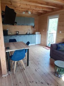 Drewniany domek na kaszubach u Oli