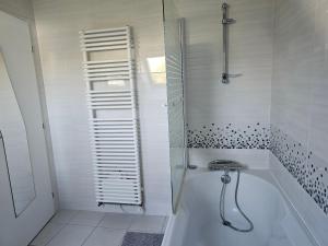 Maisons de vacances Maison acces PMR PERSONNE A MOBILITE REDUITE sur Ploemeur proche Lorient : photos des chambres