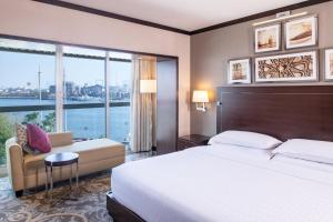 Deluxe Room, Guest room, 1 King, Creek view room in Sheraton Dubai Creek Hotel & Towers