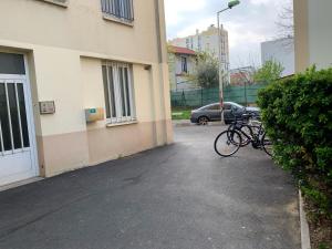 Sejours chez l'habitant Chambre simple avec un lit double a Orly ville : photos des chambres