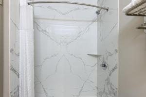 King Room - Non-Smoking room in Days Inn & Suites by Wyndham Fort Bragg/Cross Creek Mall