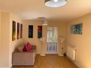 Homely & Warm Trumpington House w Parking, 5 mins drive to Bio Medical Campus, Addenbrooke's & Papworth hospitals - Comberton