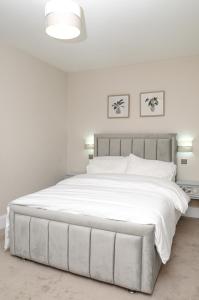 Luxury 5 Star apartments, Parking, Garden, near Metro Stations 10-15mins to London