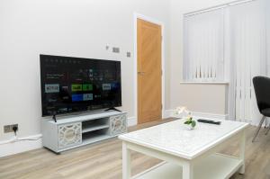 Luxury 5 Star apartments, Parking, Garden, near Metro Stations 10-15mins to London