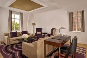 One-Bedroom King Suite with Park View - Club Lounge Access room in Sheraton Grand London Park Lane
