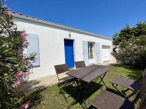 Maisons de vacances Maison avec Jardin a Proximite de la Plage - 4 Couchages - Calme et Confort - FR-1-246A-267 : photos des chambres