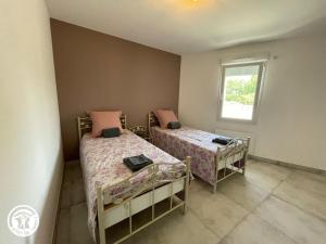 Maisons de vacances Gite Les Magnils-Reigniers, 4 pieces, 6 personnes - FR-1-426-534 : photos des chambres