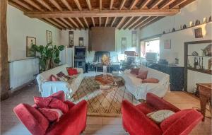 Maisons de vacances Nice Home In Saintigny With Wifi And 4 Bedrooms : photos des chambres