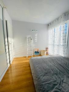 T2 à 50 mètres de la mer, belle vue sur végétation