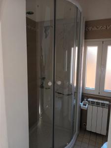 Zimmer mit Kingsize-Bett und Whirlpool