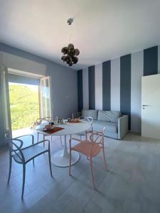 Una suite pop nel blu della Costiera