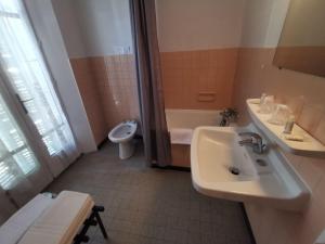 Hotels hotel le tourisme : photos des chambres