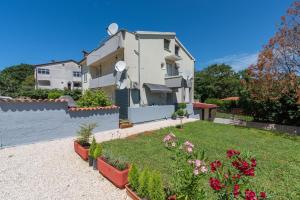 Apartment Petricija with Garden