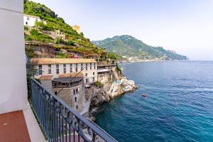 Spectacular villa with private beach platform, parking and terrace!