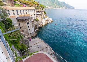 Spectacular villa with private beach platform, parking and terrace!