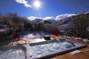 Chalet le Chantelevent for 24 Guests - Slope Views, Pool & Jacuzzi