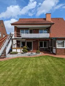 Ferienwohnung Leni erstes OG inkl Balkon Gartenblick kostenfreier Parkplatz stadtnah aber ruhig gelegen - Geeste