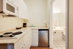 Naples Studio with Community Pool and Tennis Courts!