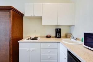 Sunny Naples Escape with Heated Community Pool!