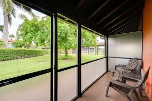 Naples Studio with Canal Access!