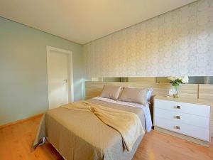 Espaçoso apto no Centro de Gramado