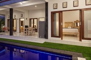 Massive 6-bedroom Villa with 2 Pools