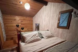 Chalets Cabane dans les bois avec vue sur les Pyrenees : photos des chambres