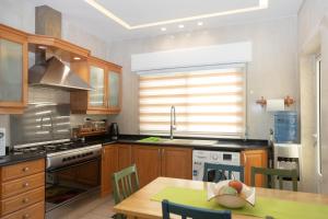 Hanan Residence 01 - 3BR, Der Ghbar 165m2
