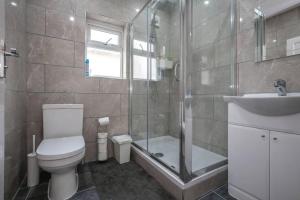 Large Modern Apartment with Garden Sleeps 10 Guests