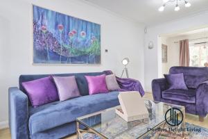 Purple Velvet - 2 Bed Home Spacious - Basildon Essex Upto 5 Guests, Free Wifi , Free Parking