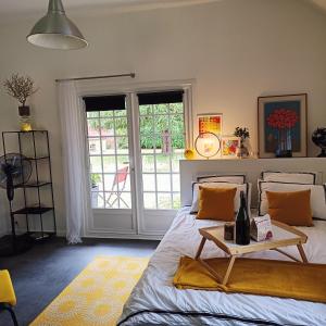 Studio dans propriété avec piscine chauffée