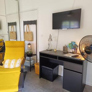 Studio dans propriété avec piscine chauffée